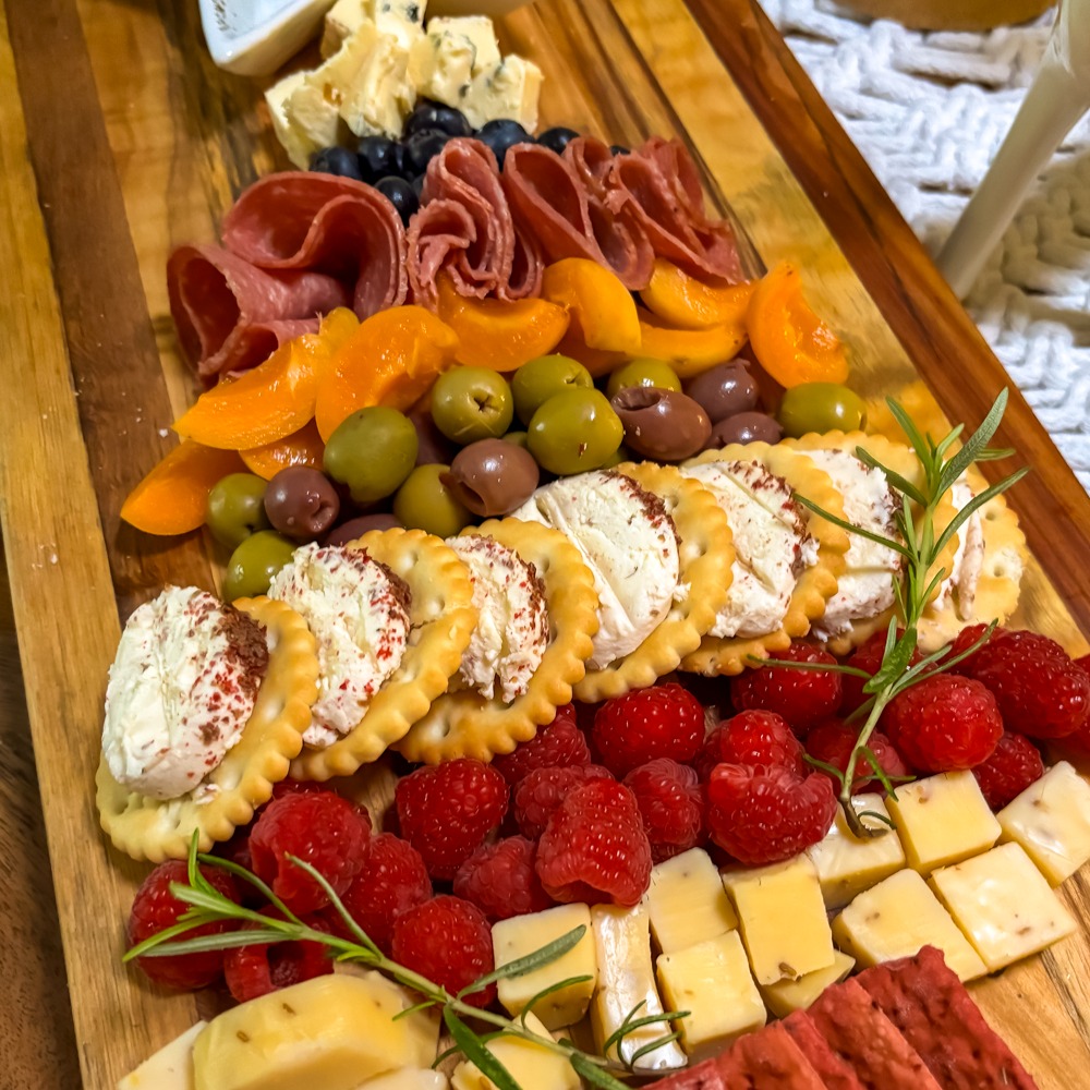 | CHRISTMAS | 

#christmas #christmastree #christmasfood #christmaseve #charcuteriboard #charcuterie #cheesboard #foodstyling #foodstylist #boksomdaais