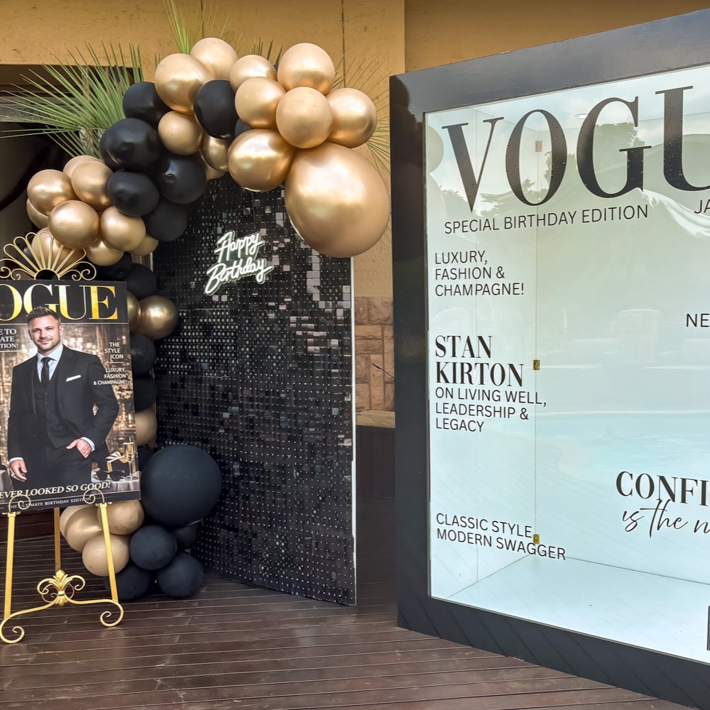 | VOGUE INSPIRED PARTY |

#vogue #magazinecover #magazinecoverphotobooth #photobooth #welcomesign #balloons #organicballoongarland #balloonstylist #blackandgold #shimmerwall #backdrop #eventstylist #eventstyling #eventplanner