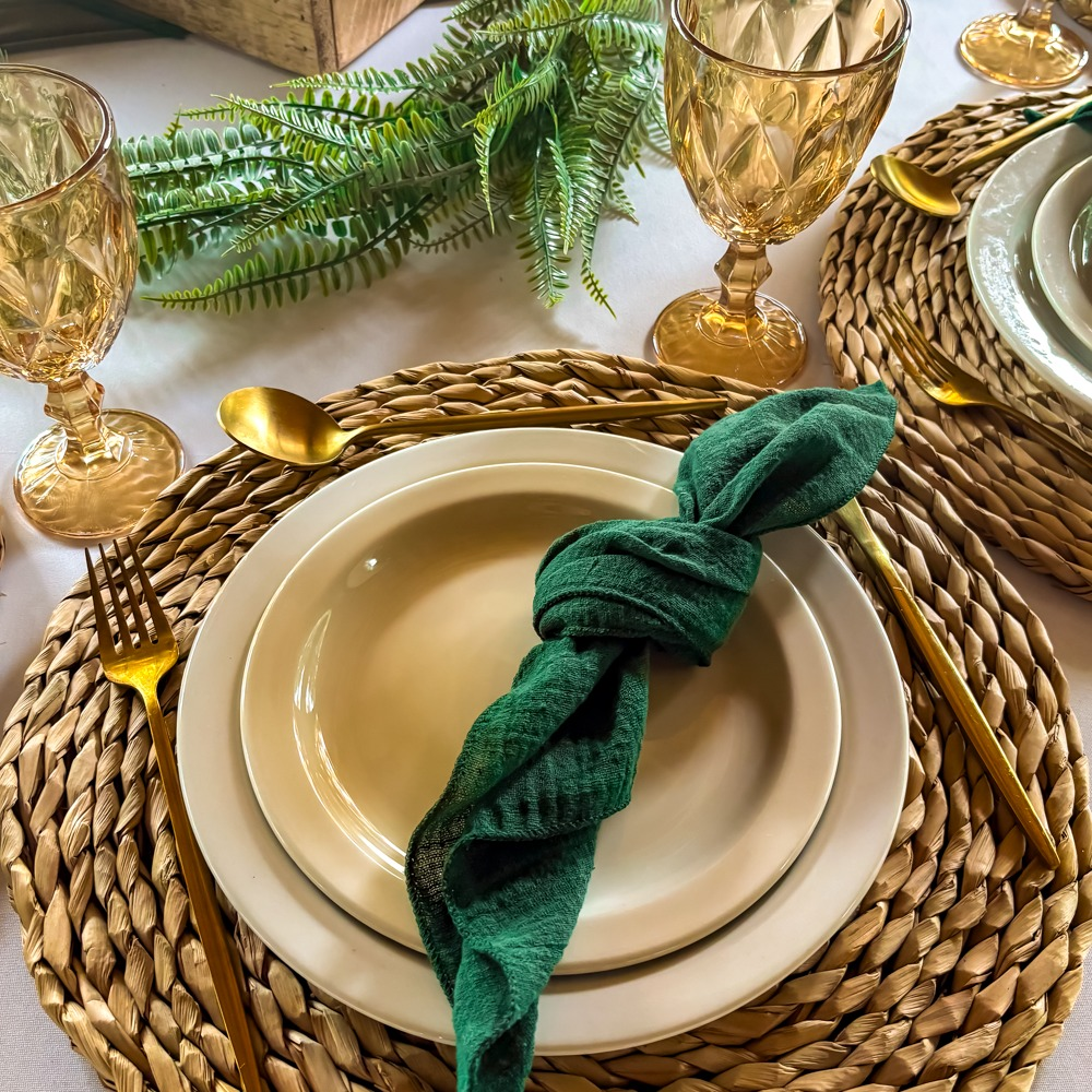 | GREEN & GOLD TABLE SETTINGS |

#green #gold #tablesettings #tablescape #tabledecor #eventstyling #boksomdaais #rustic