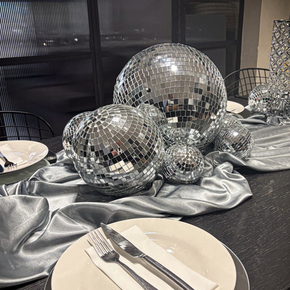 | CHROME PARTY |

#chrome #party #silver #tablesettings #tablescape #boksomdaais #eventstylist #eventstyling #mirrorballs #discoballs #mirrors #silver